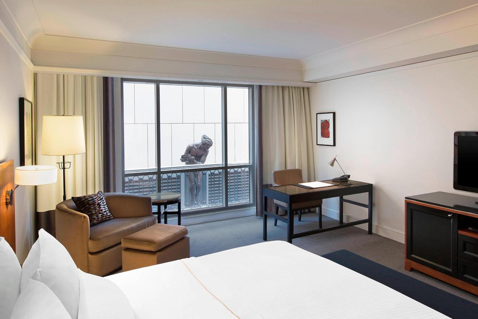 The Westin Melbourne Hotel Bagian luar foto A room at the hotel